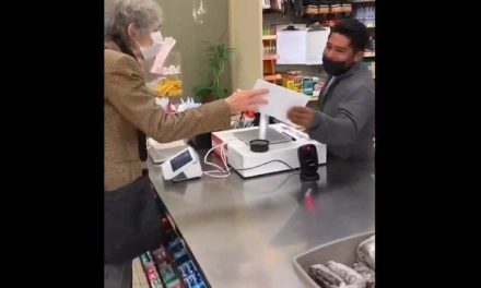 Abuelita gana la lotería y cumple su promesa; le da la mitad del premio al hombre que le vendió el boleto