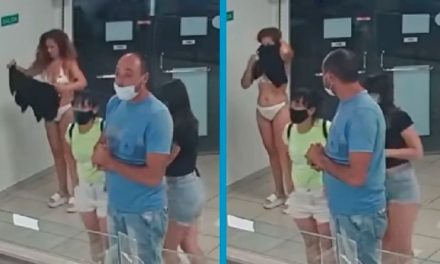 Mujer se quita el vestido para usarlo de cubrebocas en una heladería