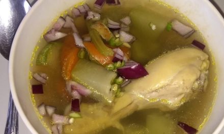 El caldito de pollo, uno de los remedios contra el Ómicron, está por los cielos en Saltillo