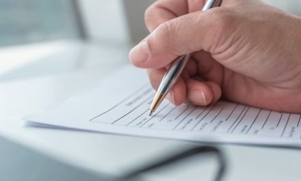 Mujer va a comprar solicitudes de empleo a papelería y al querer pagar el encargado de las regala y le desea suerte