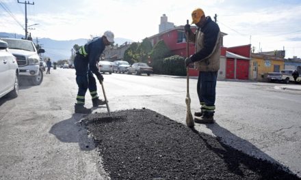 Municipio repara vialidades en 12 colonias de Saltillo