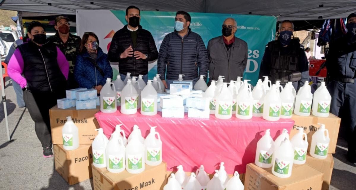 Municipio de Saltillo entrega gel antibacterial y cubrebocas en mercados