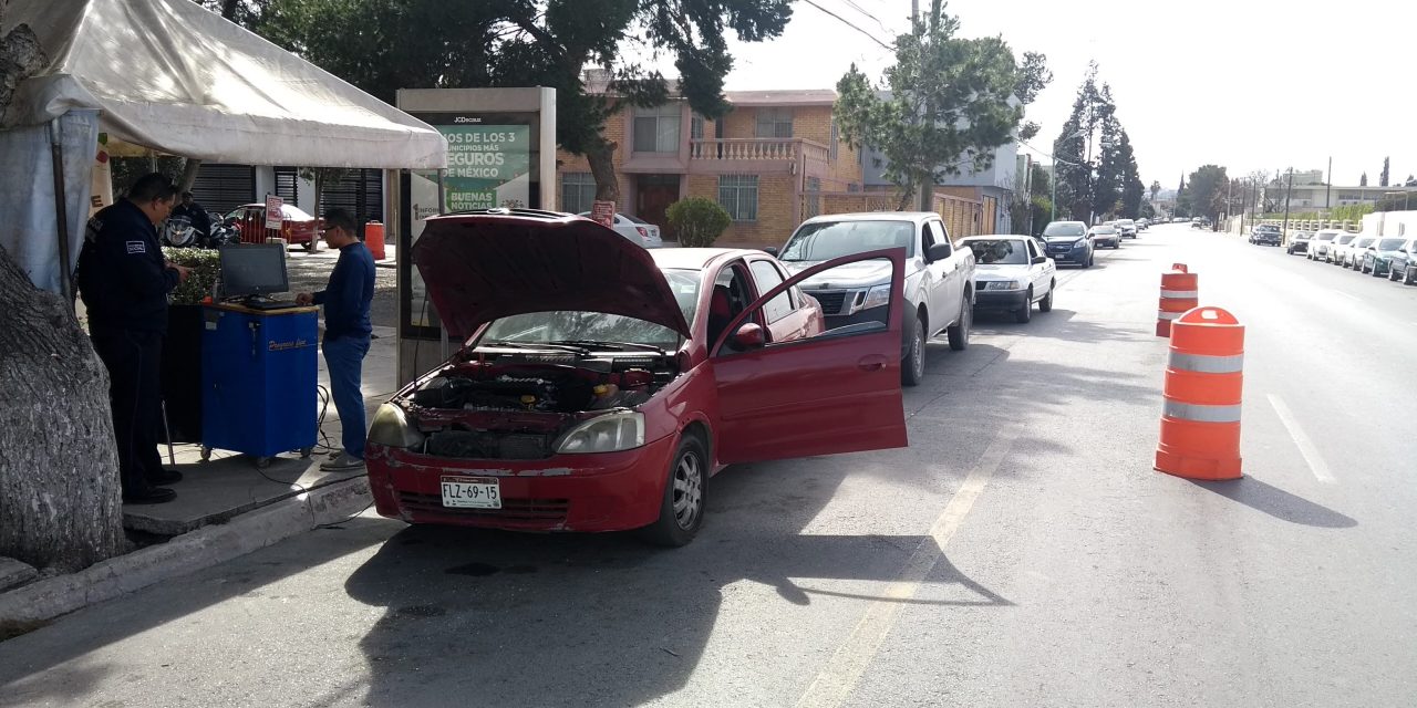 Responden saltillenses a la verificación vehicular