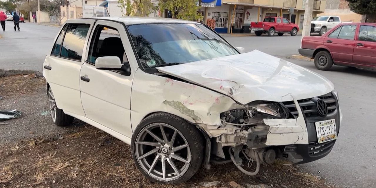Se pasa alto y provoca aparatoso choque, autoridades lo detienen en Saltillo