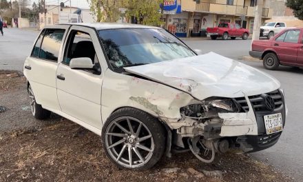 Se pasa alto y provoca aparatoso choque, autoridades lo detienen en Saltillo
