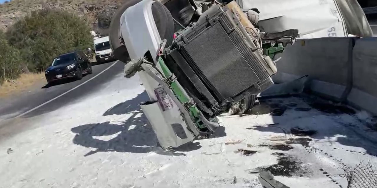 Se vuelca tráiler en Los Chorros y cierran la carretera 57, hay un lesionado ¡Si va a viajar, tome precauciones! (Video)