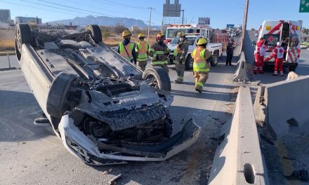Joven a acceso de velocidad protagoniza aparatosa volcadura en Saltillo (Video)