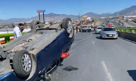 Vialidad: Se registra volcadura en distribuidor vial El Sarape en Saltillo, tome vías alternas, tráfico pesado (Video)
