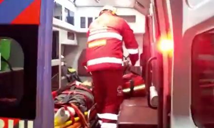 Tres jóvenes terminan prensados por una volcadura en Saltillo; dos están graves
