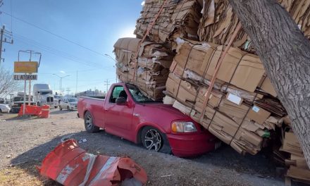 ¡Se llevan en susto de su vida! A hombre y mujer les caen toneladas de cartón en Saltillo (Video)