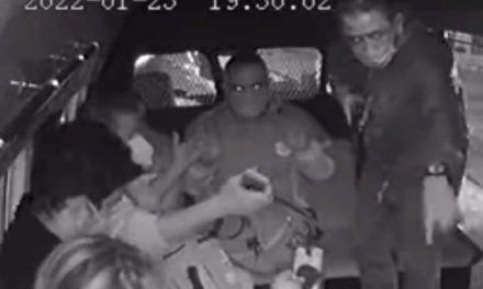 Ladrón atraca a pasajeros para quitarles ‘los celulares chidos’ (Video)