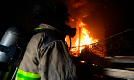 Abuelita llora desconsolada luego de que unos jóvenes le incendiaran su venta del día en Saltillo