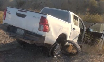 Borracho que iba a exceso de velocidad provoca volcadura en la carretera General Cepeda-Parras