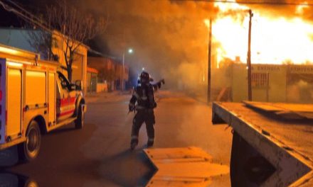 Incendio arrasa con recicladora en Saltillo (Video)