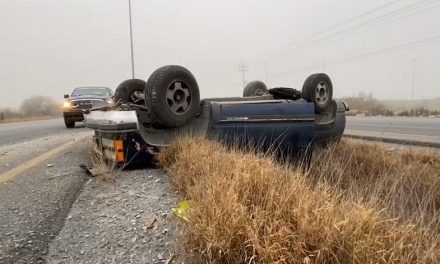 Auto fantasma le cierra el paso y termina volcado en Saltillo