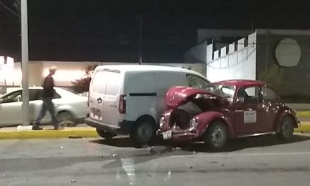 Auto se pasa el rojo y provoca carambola en Saltillo