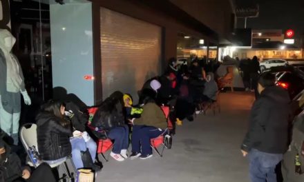 Saltillenses acampan afuera de una tienda para conseguir un boleto para ver a Bad Bunny
