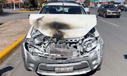 Camioneta a punto de arder por un accidente en Saltillo