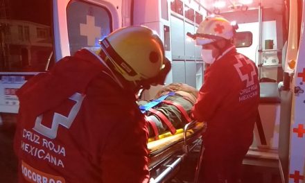 Ebrio destroza su auto y termina en el hospital en Saltillo