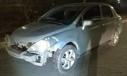 Hombre ebrio abandona su coche luego de chocar en Saltillo