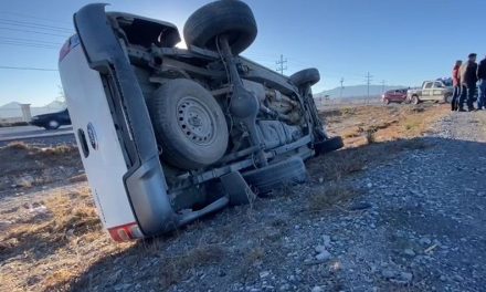 Joven termina volcado en el libramiento Oscar Flores Tapia tras un cerrón