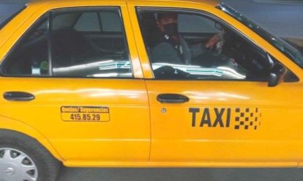 Taxista de Saltillo es ovacionado por regresar el celular a un cliente