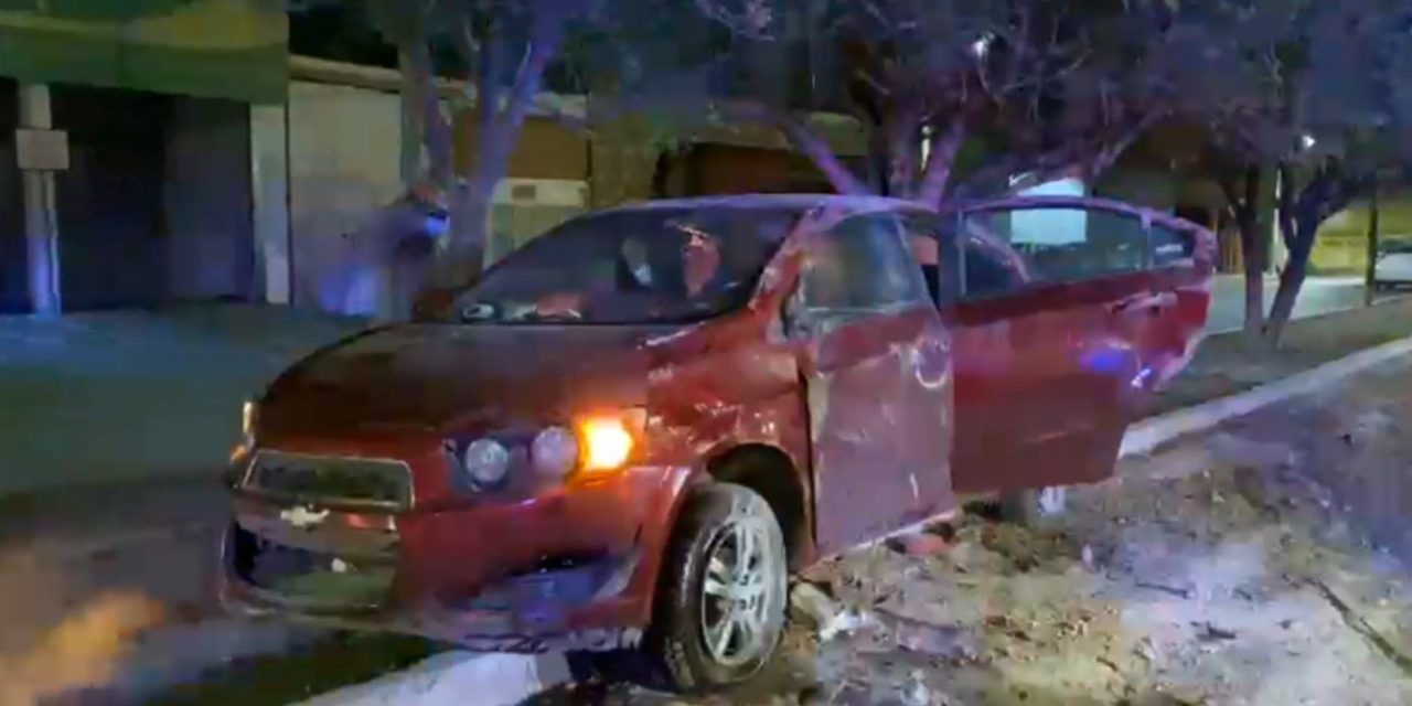 Auto fantasma le cierra el paso y termina entre dos árboles en Saltillo