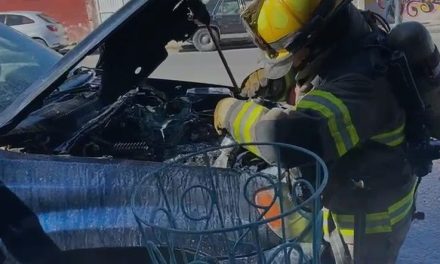 Se incendia el motor de una camioneta en Saltillo