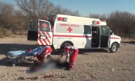 Motociclista se debate entre la vida y la muerte tras ser impactado por tráiler en la Saltillo-Torreón