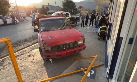 Abuelito se queda sin frenos y embiste a tres personas en Saltillo