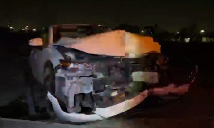 Camioneta derriba una luminaria en Saltillo al ser chocada por auto que se da a la fuga
