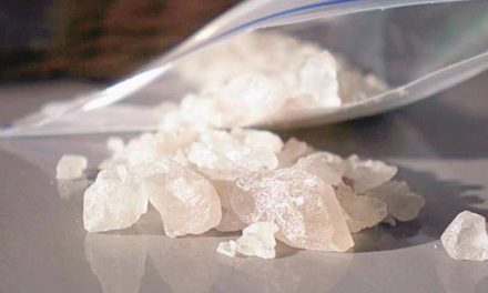 Mujer se come una bolsa de ‘cristal’ para intentar no ser detenida