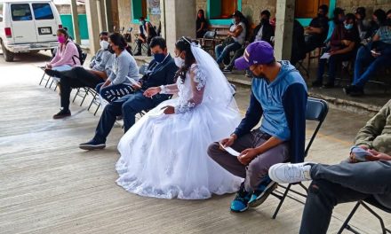 Para celebrar sin problemas… novios se vacunan contra el covid el día de la boda