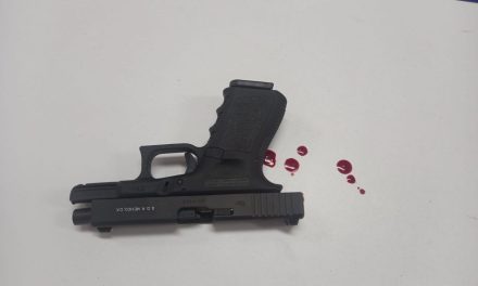 Alumno lleva una pistola a su secundaria en CDMX y se dispara en un dedo