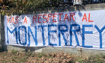 Aficionados de Rayados arremeten contra jugadores, así los encaró Rodolfo Pizarro (Video)