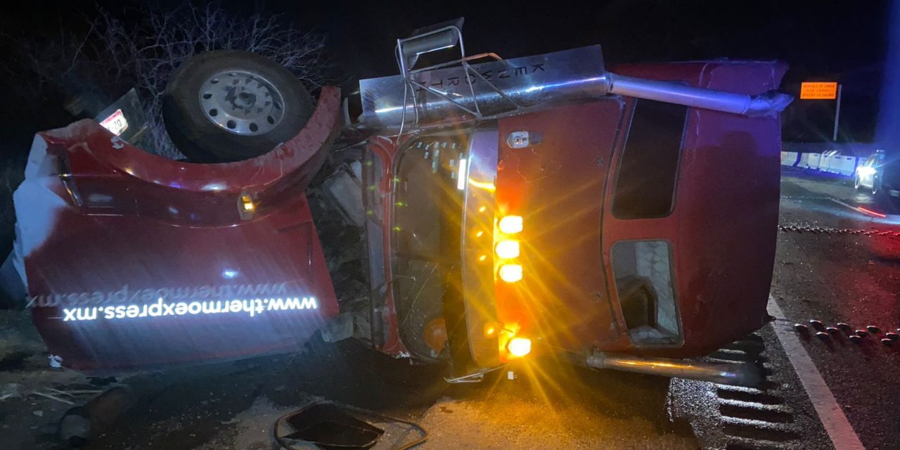 Trailero se salva tras volcadura en la carretera 57