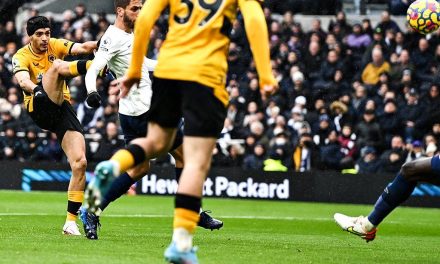 El golazo de Raúl Jiménez para darle la victoria al Wolverhampton