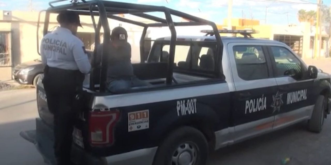 ¡De película! Accidente, persecución y daños materiales, ocasionó un conductor ebrio en Parras (Video)