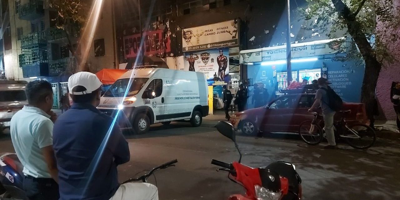 Mujer muere en un gimnasio al caerle una barra de 180 kilogramos