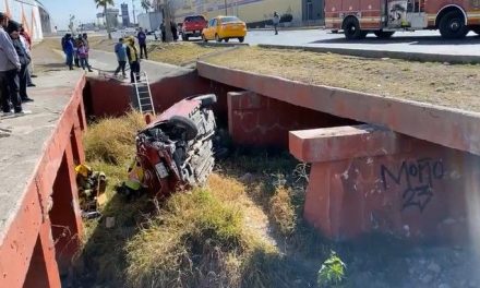 Se registra volcadura sobre bulevar Fundadores en Saltillo  y conductora queda atrapada