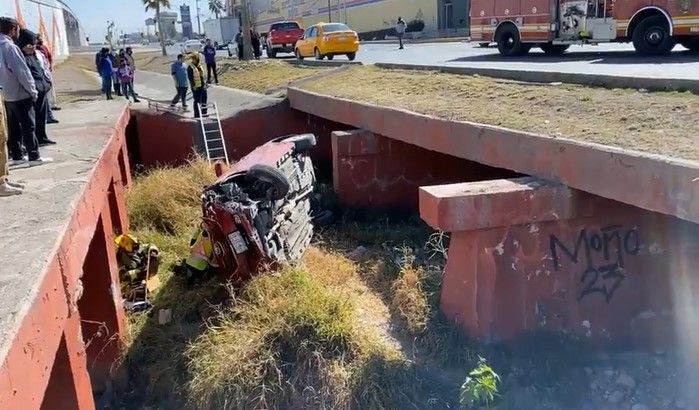 Se registra volcadura sobre bulevar Fundadores en Saltillo  y conductora queda atrapada