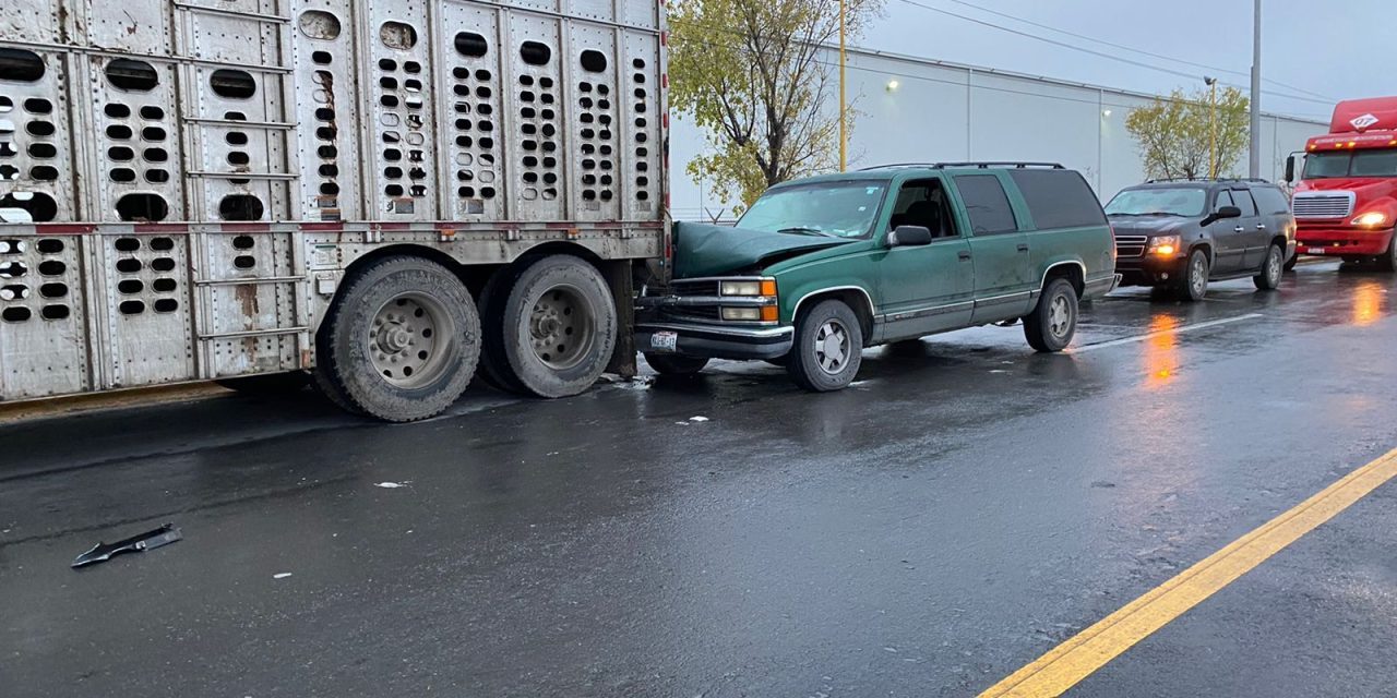 Derrapa y choca a transporte de carga, circulaba a exceso de velocidad Ramos Arizpe