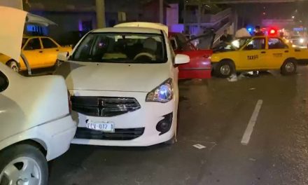 Taxi provoca una carambola en el Luis Echeverría de Saltillo