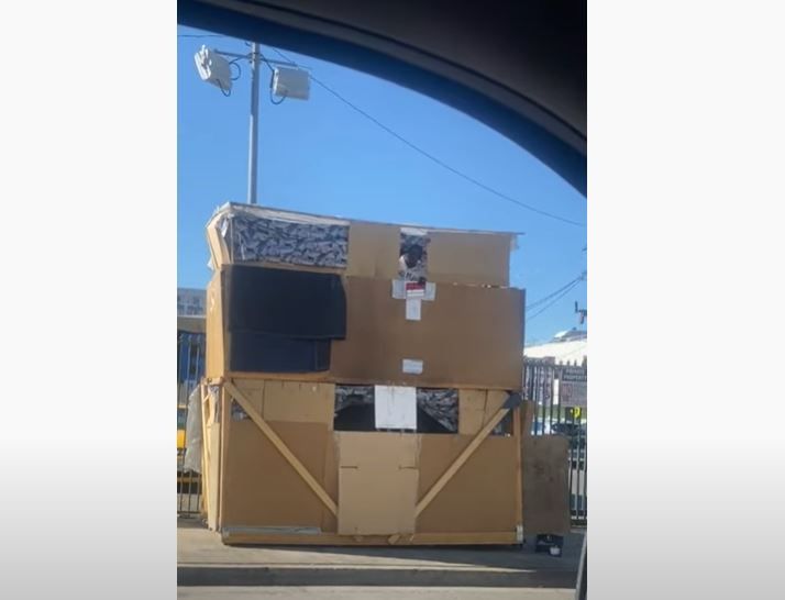Indigente sorprende al mundo al fabricar una casa de cartón de dos pisos