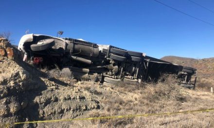 Conductor se hecha ‘pestañita’  y protagoniza aparatosa volcadura en carretera a Monclova