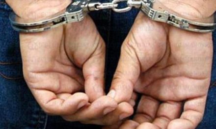 Detienen a 9 jóvenes con una subametralladora y drogas