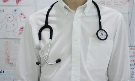 Hombre vestido de doctor asesina a una persona en la CDMX