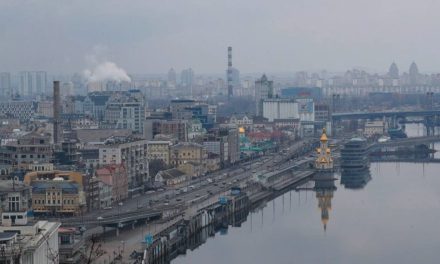 Civiles no pueden salir de la capital de Ucrania; la ciudad está totalmente rodeada