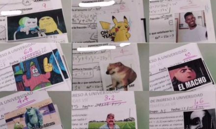 Profe revisa exámenes con memes y stickers