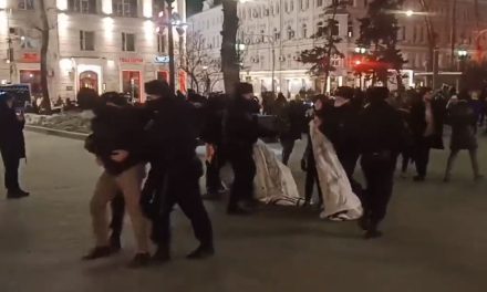 ‘No más guerra’: Desde Moscú, manifestantes rechazan ataque contra Ucrania